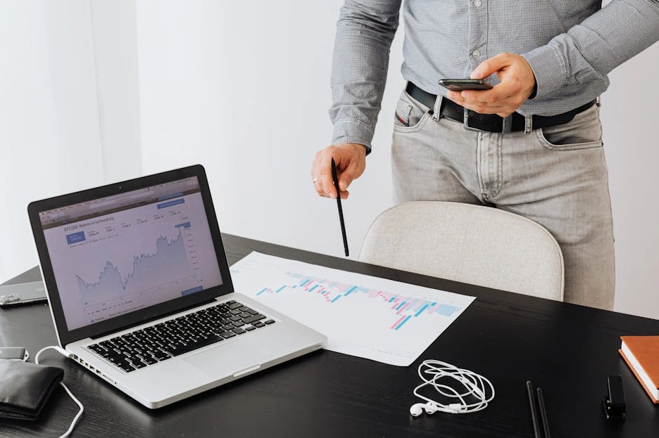 Team di professionisti che analizza una strategia di marketing digitale.